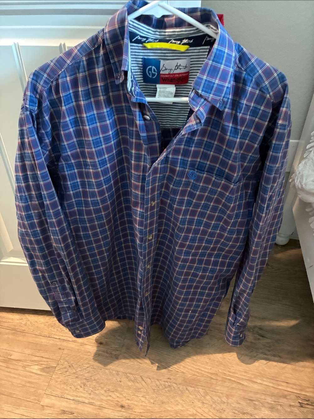 Wrangler Men's Blue and Pink Plaid Button-Down Shirt